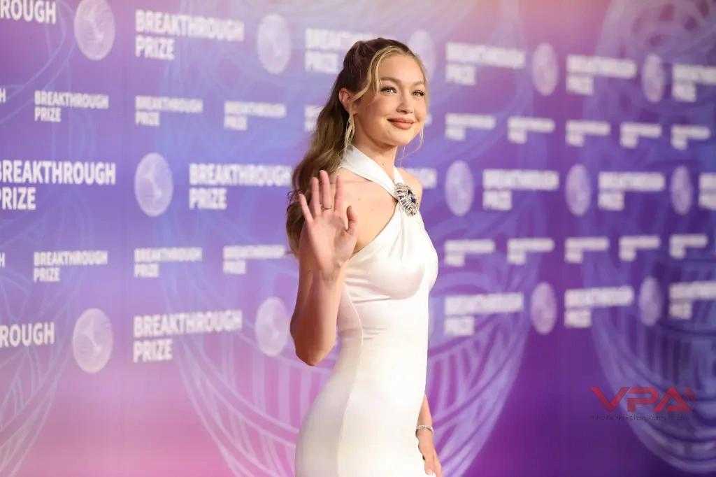 ‘Gái bốn con’ Miranda Kerr khoe sắc vóc quyến rũ bên chồng tỷ phú